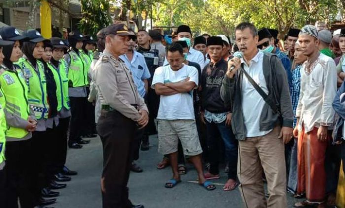 Ratusan Warga Kadur Pamekasan Datangi Kantor Bawaslu Tagih Janji PSU