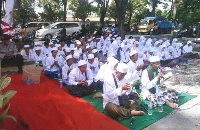 Puluhan Santri Gelar Istighotsah di Depan Kantor Kejati Jatim Puluhan Santri Gelar Istighotsah di Depan Kantor Kejati Jatim