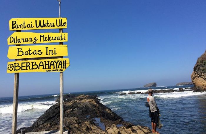 Gelombang Pantai Selatan Setinggi 4 Meter Rusak 20 Warung dan 2 Gudang di Jember