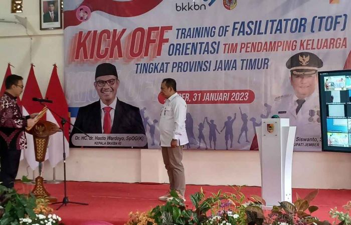 Kepala BKKBN RI Nobatkan Bupati Jember Jadi Bapak Asuh Anak Stunting Kepala BKKBN RI Nobatkan Bupati Jember Jadi Bapak Asuh Anak Stunting