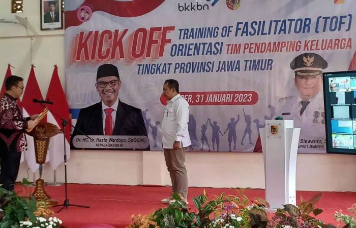 Kepala BKKBN RI Nobatkan Bupati Jember Jadi Bapak Asuh Anak Stunting