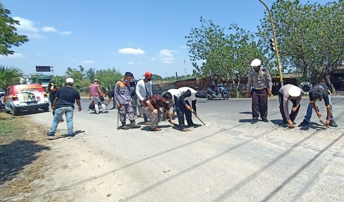 Cegah Laka Lantas, Biker Tuban Bersama Satlantas Bersihkan Tumpahan Cor dan Beri Tanda Jalan Rusak