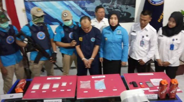 Kurir Narkoba Dibekuk di Gerbang Tol Penompo, BB Senilai Rp 1 Miliar Diamankan Kurir Narkoba Dibekuk di Gerbang Tol Penompo, BB Senilai Rp 1 Miliar Diamankan