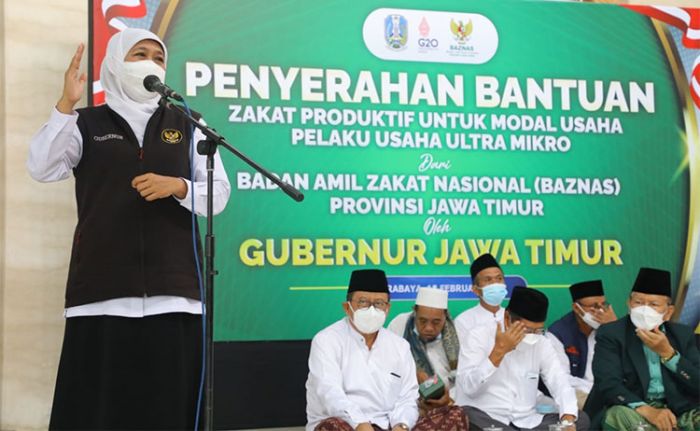 Gubernur Khofifah Serahkan Zakat Produktif kepada 150 Pelaku Usaha Ultra Mikro di Wonocolo Surabaya