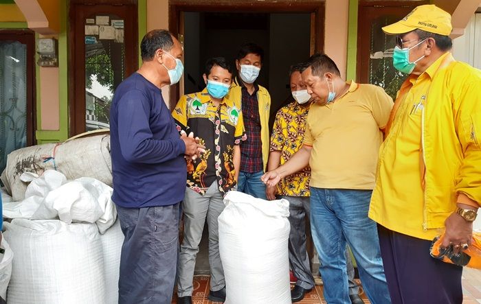 Serap Hasil Panen, Golkar Sidoarjo Beli Beras Langsung ke Petani Wonoayu