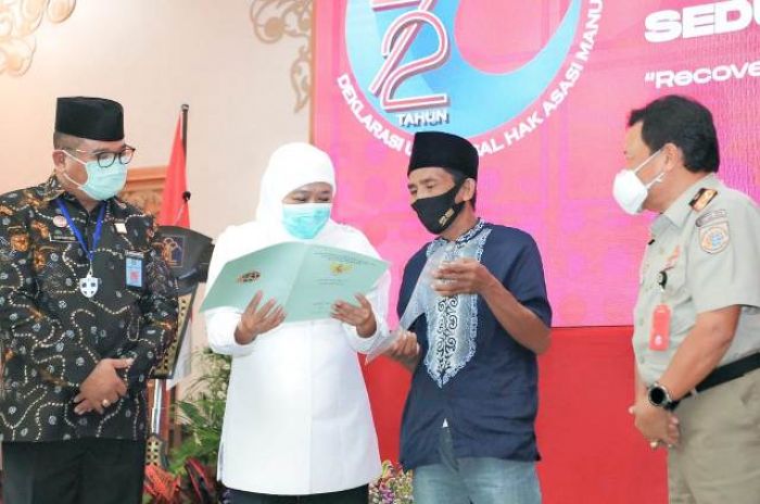 Hari HAM se-Dunia, Gubernur Khofifah-BPN Jatim Beri 239 Sertifikat Tanah Korban Konflik Sampang Hari HAM se-Dunia, Gubernur Khofifah-BPN Jatim Beri 239 Sertifikat Tanah Korban Konflik Sampang