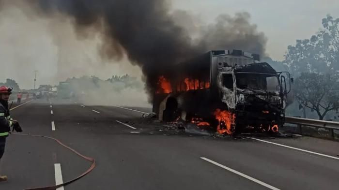 Truk Paket Terlalap Api di Tol Cipali, Kerugian Ditaksir Sentuh Angka Rp1 Miliar