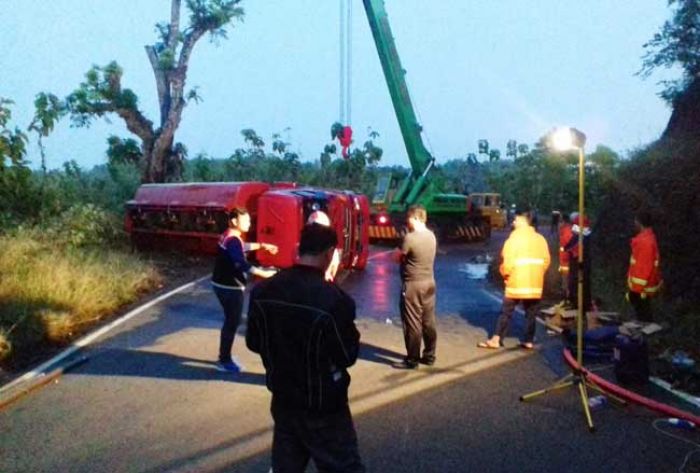 Terguling Sejak Kemarin Sore, Truk Tangki BBM di Pacitan Baru Bisa Dievakuasi Pagi Tadi Terguling Sejak Kemarin Sore, Truk Tangki BBM di Pacitan Baru Bisa Dievakuasi Pagi Tadi