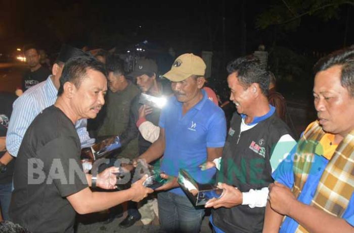 Bupati Jombang dan Komunitas Mobil Yaris Bagikan Makan Sahur di Pinggir Jalan