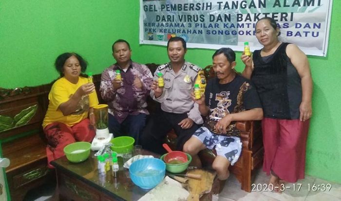 Hand Sanitizer Langka, Warga Songgokerto Manfaatkan Lidah Buaya dan Daun Kemangi Hand Sanitizer Langka, Warga Songgokerto Manfaatkan Lidah Buaya dan Daun Kemangi