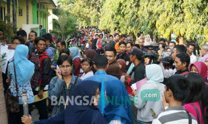 Layanan e-KTP Amburadul, Bupati Jombang Berdalih Alat Perekam Rusak