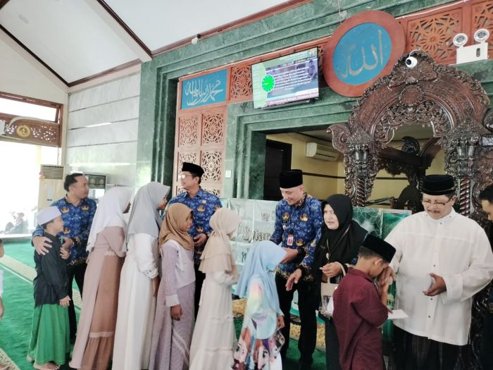 Peringati 10 Muharram 1446 H, Pemkab Bangkalan Santuni Ratusan Anak Yatim dan Disabilitas Peringati 10 Muharram 1446 H, Pemkab Bangkalan Santuni Ratusan Anak Yatim dan Disabilitas