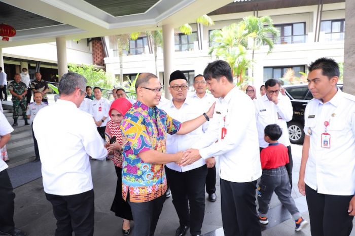 Jajaran Pemkot Lepas Aries Agung Paewai di Akhir Jabatan sebagai Pj Wali Kota Batu Jajaran Pemkot Lepas Aries Agung Paewai di Akhir Jabatan sebagai Pj Wali Kota Batu