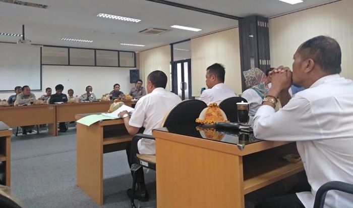 DPRD dan Pemkab Blitar Sepakat Beri Waktu Sepekan PT Greenfields Tangani Limbah Kotoran Sapi DPRD dan Pemkab Blitar Sepakat Beri Waktu Sepekan PT Greenfields Tangani Limbah Kotoran Sapi