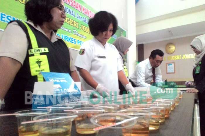 Pastikan Tidak Terjangkit Narkoba, Petugas PN Jombang Dites Urine Pastikan Tidak Terjangkit Narkoba, Petugas PN Jombang Dites Urine