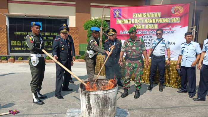 Lapas Narkotika dan Lapas Klas II A Pamekasan Musnahkan Ratusan HP Hasil Razia