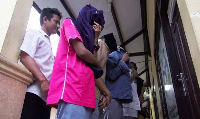 12 Santri Tersangka Pengeroyok Sesama Santri di Jombang Dikeluarkan dari Pondok dan Sekolah 12 Santri Tersangka Pengeroyok Sesama Santri di Jombang Dikeluarkan dari Pondok dan Sekolah