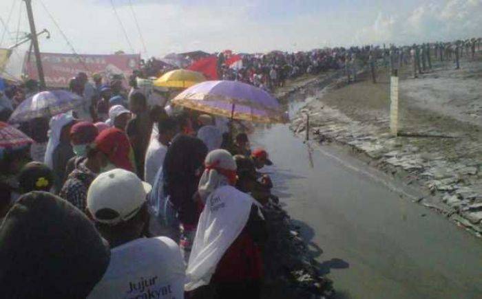 Korban Lumpur Lapindo Gelar Istighotsah di Tanggul Lumpur Korban Lumpur Lapindo Gelar Istighotsah di Tanggul Lumpur