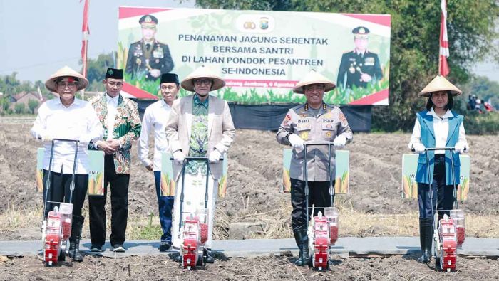 Polri Tanam Jagung di Lahan Ponpes Tebuireng Jombang