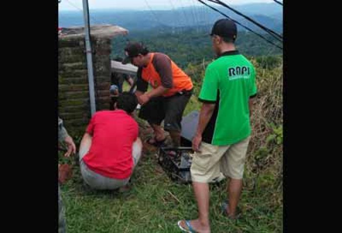 RAPI Pacitan Pasang Alat Sensor Gempa Berbasis Komunikasi RAPI Pacitan Pasang Alat Sensor Gempa Berbasis Komunikasi