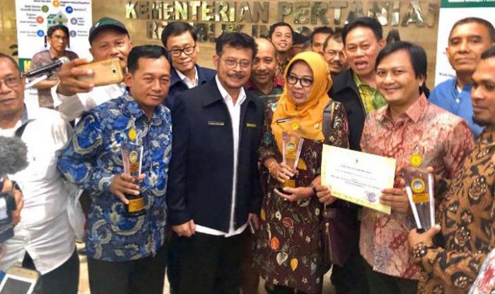 Pemprov Jatim Raih Tiga Penghargaan Peternakan Tingkat Nasional Pemprov Jatim Raih Tiga Penghargaan Peternakan Tingkat Nasional