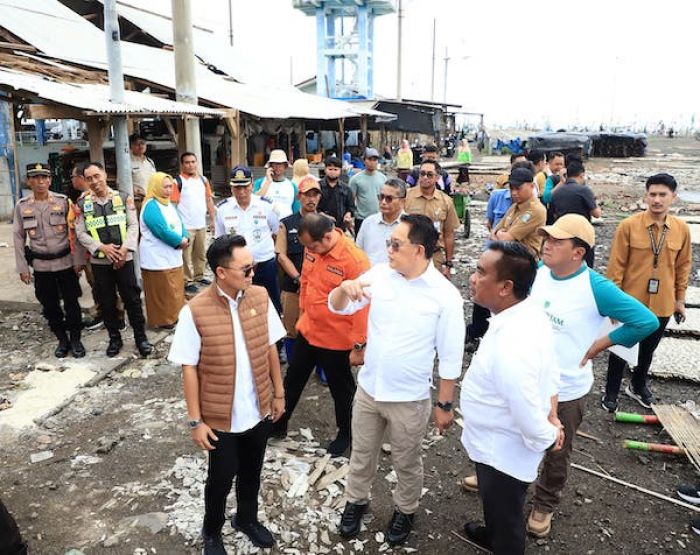 Tinjau Pesisir Pasuruan yang Terdampak Puting Beliung, Pj Gubernur Jatim Instruksikan Perbaikan Tinjau Pesisir Pasuruan yang Terdampak Puting Beliung, Pj Gubernur Jatim Instruksikan Perbaikan