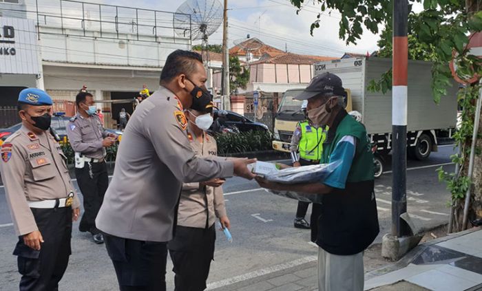 Jumat Berkah, Polresta Banyuwangi Gelar Bagi-Bagi Nasi Kotak Gratis untuk Masyarakat Jumat Berkah, Polresta Banyuwangi Gelar Bagi-Bagi Nasi Kotak Gratis untuk Masyarakat