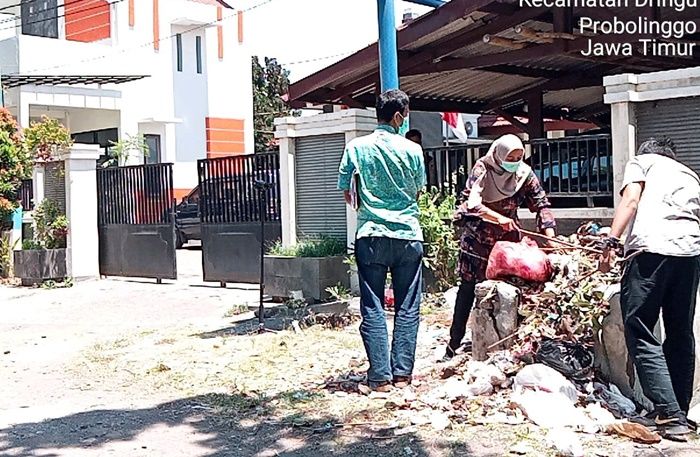 Diduga Dibakar, KPK Sampai Gali Tumpukan Sampah di Depan Kantor Dinas Peternakan Probolinggo