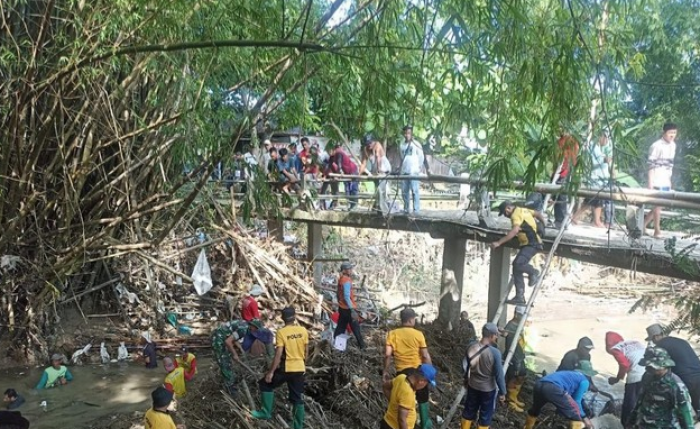 Akses Warga Terputus, Polsek Bluluk Lamongan Bersama Warga Bangun Jembatan Darurat