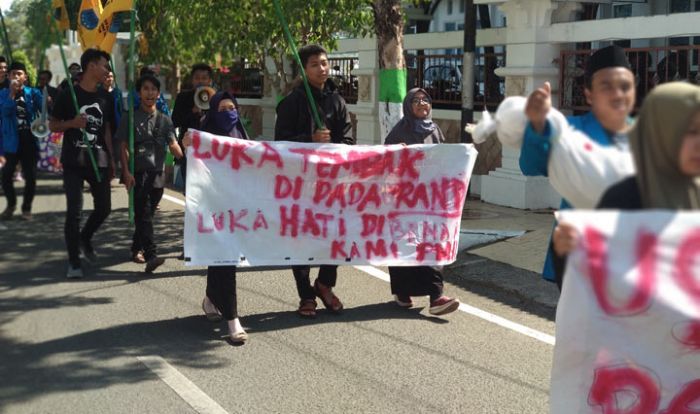 Gelar Aksi Damai, Aktivis PMII Cabang Pacitan Suarakan Pengusutan Kasus Penembakan Randi Gelar Aksi Damai, Aktivis PMII Cabang Pacitan Suarakan Pengusutan Kasus Penembakan Randi
