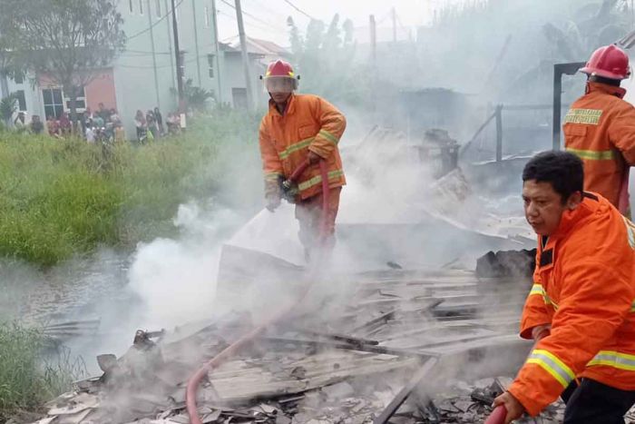 Ditinggal Kerja, Rumah Kayu Warga Suci Gresik Ludes Terbakar Ditinggal Kerja, Rumah Kayu Warga Suci Gresik Ludes Terbakar