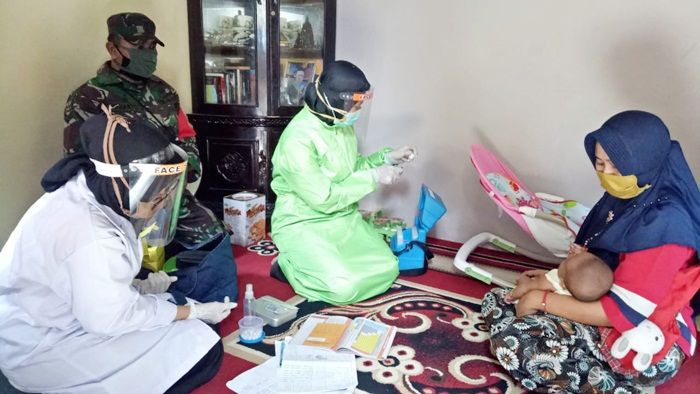Peduli Kesehatan Balita di Tengah Corona, Bidan di Tuban Berikan Imunisasi Keliling Desa Peduli Kesehatan Balita di Tengah Corona, Bidan di Tuban Berikan Imunisasi Keliling Desa