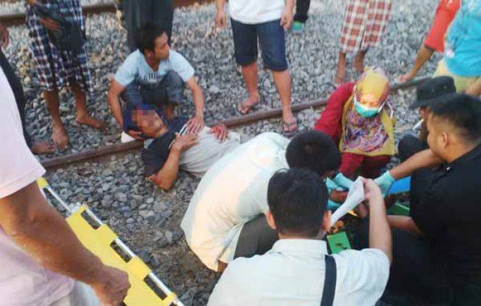 Nekat Terobos Rel, Warga Deket Kulon Lamongan Nyaris Tewas Disambar KA Nekat Terobos Rel, Warga Deket Kulon Lamongan Nyaris Tewas Disambar KA