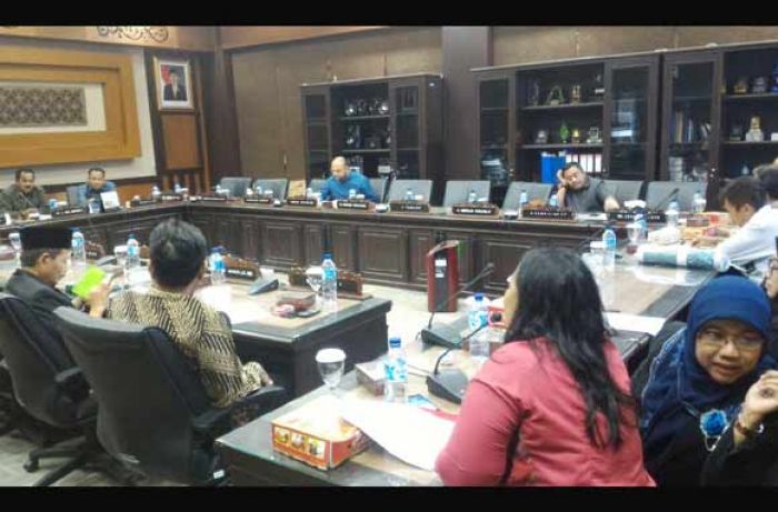 Keluhkan Menara Sutet PLN, Warga Perum Makarya Binangun Wadul DPRD Jatim Keluhkan Menara Sutet PLN, Warga Perum Makarya Binangun Wadul DPRD Jatim