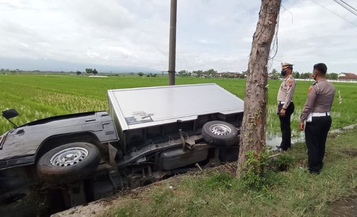 Tie Rod Patah, Pikap Tabrak Sepeda Motor di Jalan Raya Nganjuk - Surabaya Tie Rod Patah, Pikap Tabrak Sepeda Motor di Jalan Raya Nganjuk - Surabaya