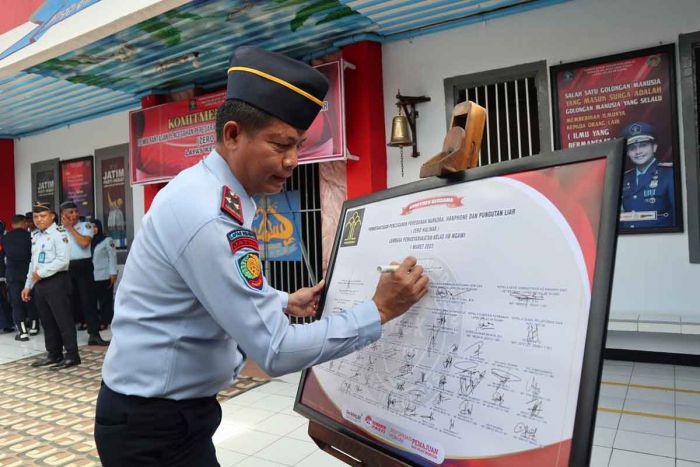 Lapas Kelas IIB Ngawi Gelar Penandatangan Komitmen Zero Halinar Lapas Kelas IIB Ngawi Gelar Penandatangan Komitmen Zero Halinar