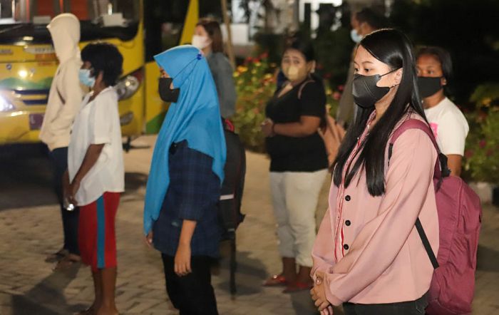 Para Pelanggar Prokes dan PPKM Darurat Kapok Usai Dibawa ke Makam Khusus Covid-19 Para Pelanggar Prokes dan PPKM Darurat Kapok Usai Dibawa ke Makam Khusus Covid-19