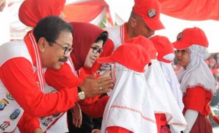 Pakde Karwo Ajak Anak Muda Awasi Layanan Publik Melalui Medsos Pakde Karwo Ajak Anak Muda Awasi Layanan Publik Melalui Medsos
