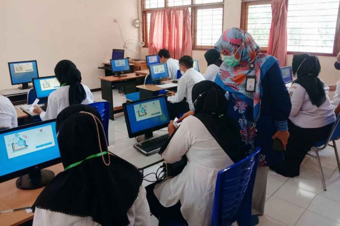 Ratusan Calon PPK KPU Tuban Jalani Tes CAT Ratusan Calon PPK KPU Tuban Jalani Tes CAT