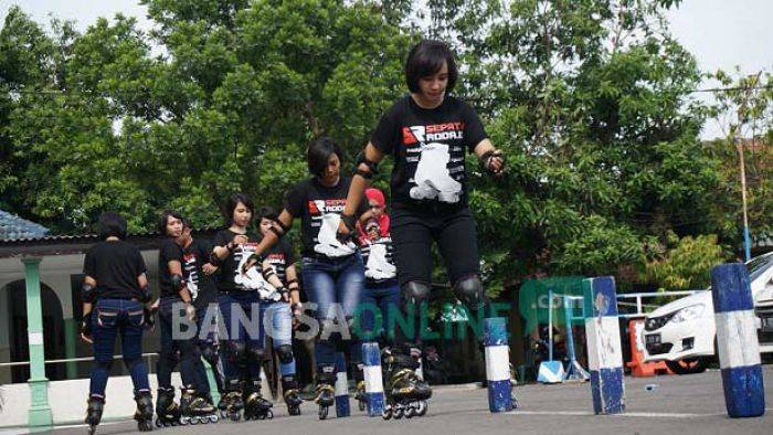 Polisi Bersepatu Roda Disiagakan Polres Jombang saat Malam Tahun Baru