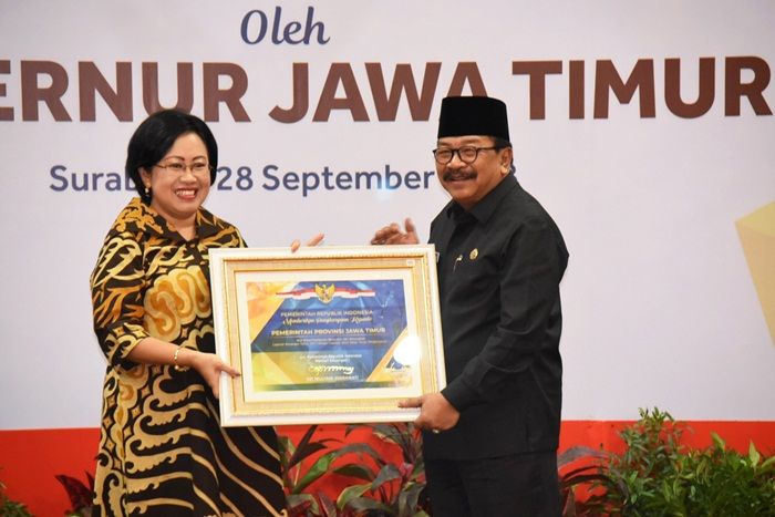 Pakde Karwo Terima Penghargaan LKPD TA 2017 dari Menkeu