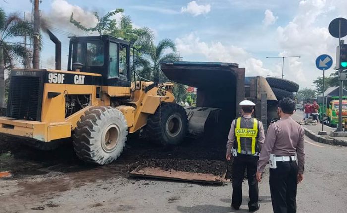 Truk Tronton Terguling di Bypass Krian, Muatan Batu Bara Tumpah ke Jalan Truk Tronton Terguling di Bypass Krian, Muatan Batu Bara Tumpah ke Jalan