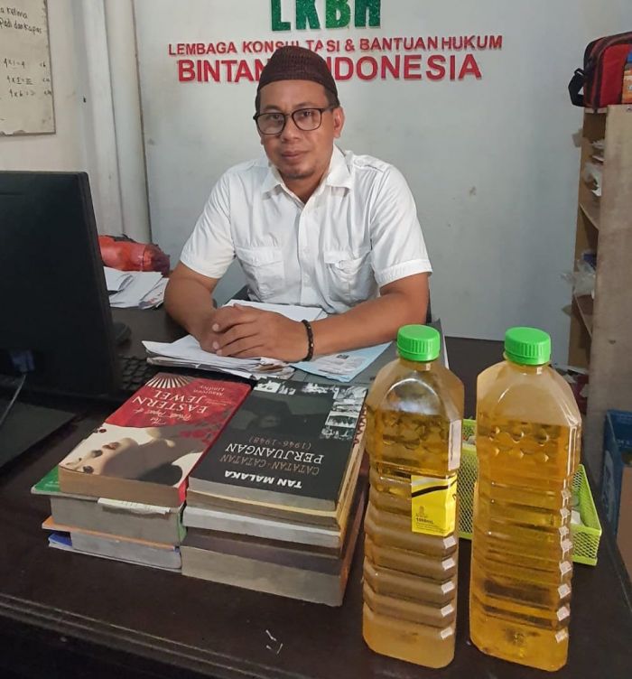 Jelang Coblosan, Warga Surabaya ini Dapat Kiriman Minyak Goreng Beserta Foto Paslon Pilgub Jatim Jelang Coblosan, Warga Surabaya ini Dapat Kiriman Minyak Goreng Beserta Foto Paslon Pilgub Jatim