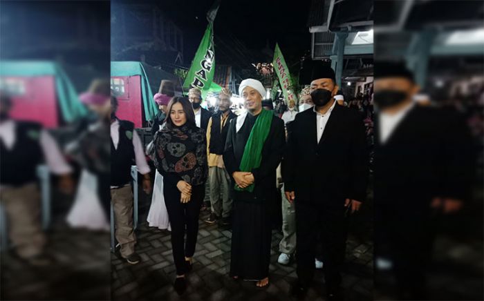Opick Hadiri Haul KH Abdulloh di Pondok Pesantren Singa Putih Munfaridin Pasuruan Opick Hadiri Haul KH Abdulloh di Pondok Pesantren Singa Putih Munfaridin Pasuruan
