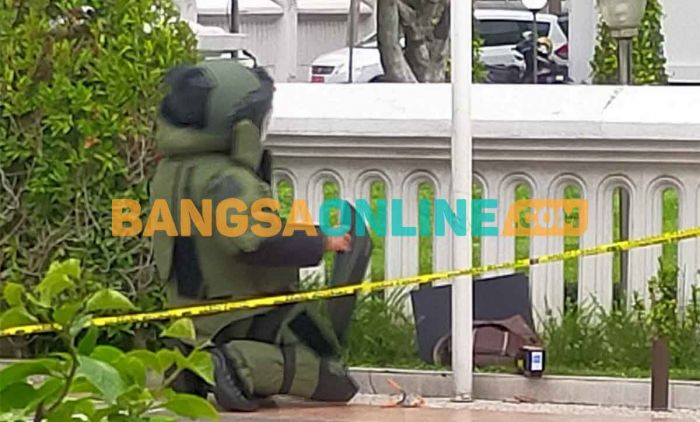 Isi Tas Mencurigakan di Depan Balai Kota Kediri Ternyata Bukan Bom Isi Tas Mencurigakan di Depan Balai Kota Kediri Ternyata Bukan Bom