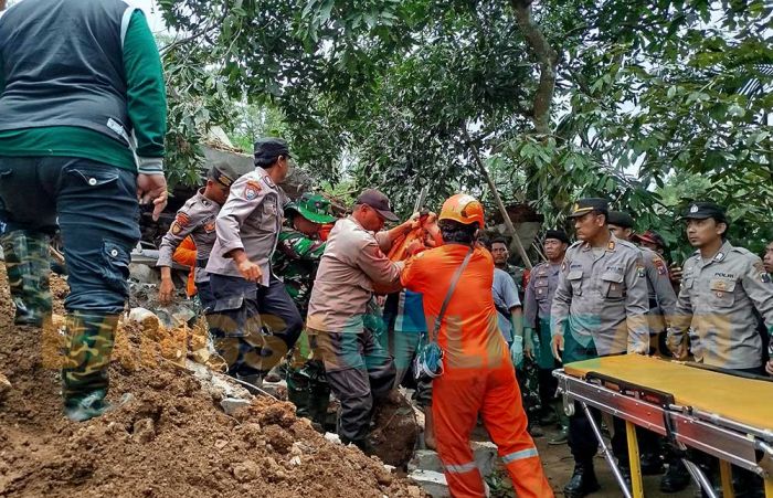 Satu Korban Longsor di Wonosalam Ditemukan Tertimbun Reruntuhan Rumah, Bocah 11 Tahun Satu Korban Longsor di Wonosalam Ditemukan Tertimbun Reruntuhan Rumah, Bocah 11 Tahun