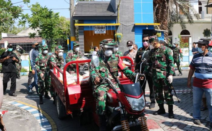 Tangani Dampak Corona, Kodim 0816 Sidoarjo Datangi Rumah Warga Bagikan Beras Tangani Dampak Corona, Kodim 0816 Sidoarjo Datangi Rumah Warga Bagikan Beras