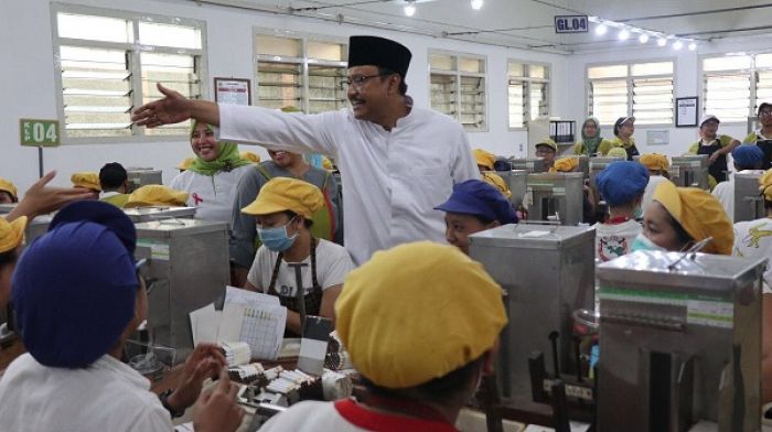 Kunjungi Ribuan Buruh Rokok di Malang, Gus Ipul-Puti Disambut Hangat Kunjungi Ribuan Buruh Rokok di Malang, Gus Ipul-Puti Disambut Hangat