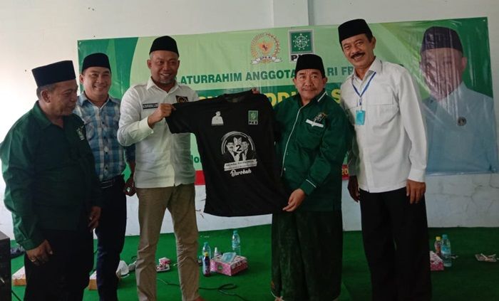 Penguatan Pilkada Sumenep, Syafiuddin Bagikan Ribuan Kaos Tim Kemenangan Barokah Penguatan Pilkada Sumenep, Syafiuddin Bagikan Ribuan Kaos Tim Kemenangan Barokah