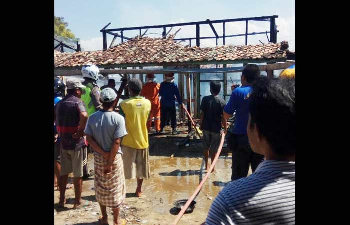 Rumah Penjual Es Terbakar, Uang Rp 100 Juta Hangus Rumah Penjual Es Terbakar, Uang Rp 100 Juta Hangus
